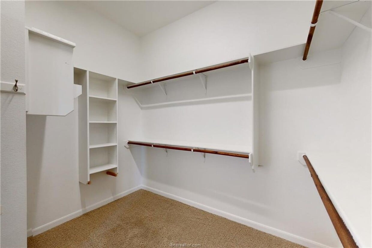 3 Bedrom 2 bath with a 2 car garage - 3 Bedrom 2 bath with a 2 car garage