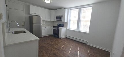 Building Photo - 18 E 17th St