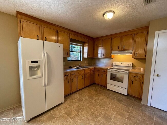 Foto del edificio - Spacious 3/1 Brick Home in a Low-Traffic c...