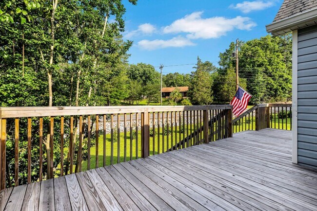 Building Photo - Spacious 5BR House on 2 acres in Chapin!