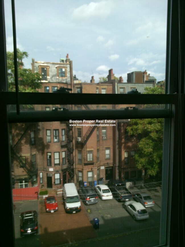 Building Photo - 225 Newbury St