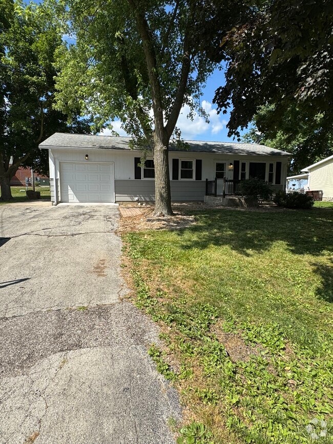 Building Photo - 608 Meadow Lane St