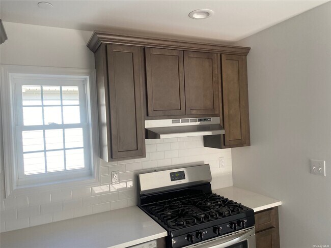 Building Photo - 62-52 Hillmeyer Rd
