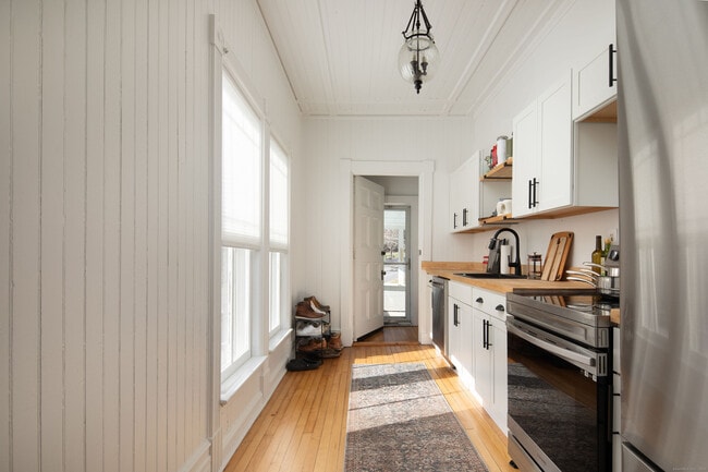 Building Photo - 362 Lime Rock Rd