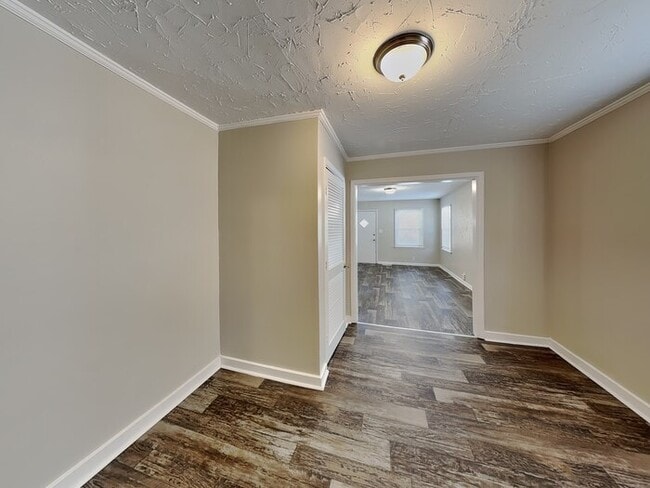 Building Photo - 2219 Whalen Ave