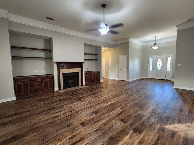 Foto del edificio - !!$500!! OFF FIRST MONTH!! Spacious 4BR Home with Fireplace, Screened Porch & Privacy-Fenced Yard