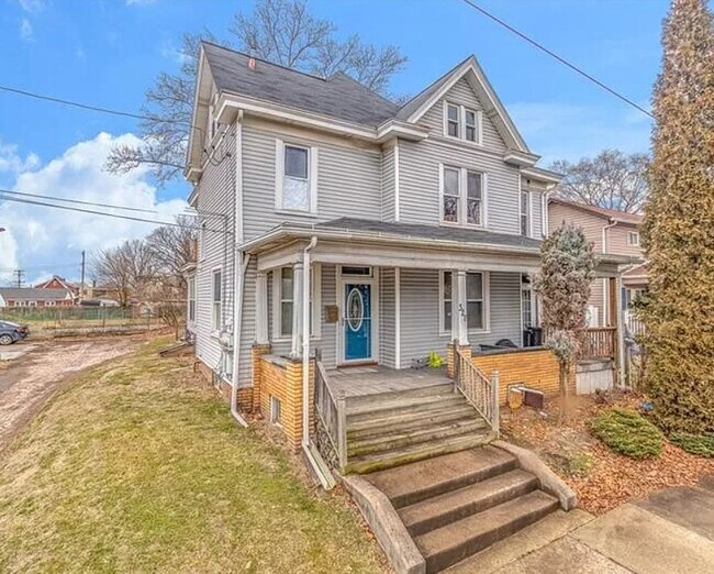 Foto del edificio - Rochester Triplex (328 New York Ave)