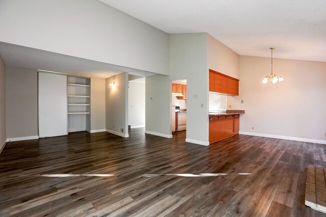 Building Photo - End Unit 2 Bed, 2 Bath Townhouse with Atta...