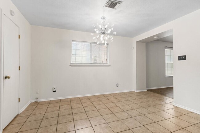 Building Photo - Charming Home Awaits: Spacious & Modern Living in a Prime Location