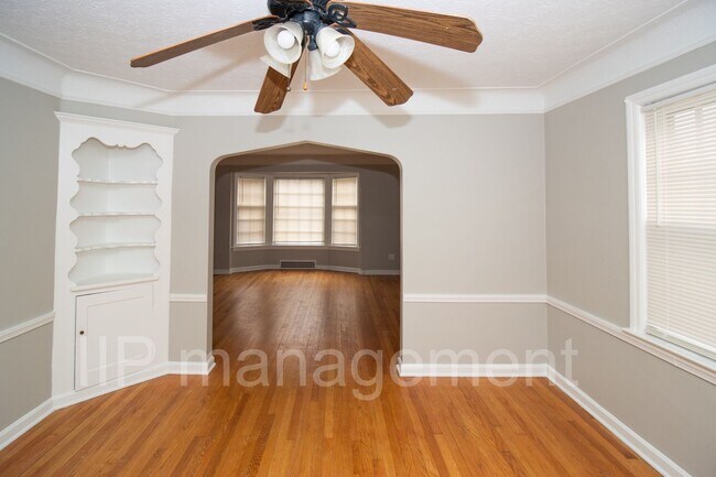 Building Photo - Gorgeous 2BR 1BA Down Unit in the Heights