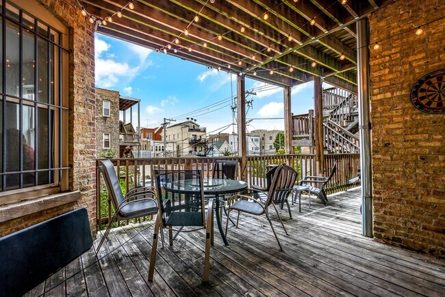 Foto del edificio - 1034 N Damen Ave