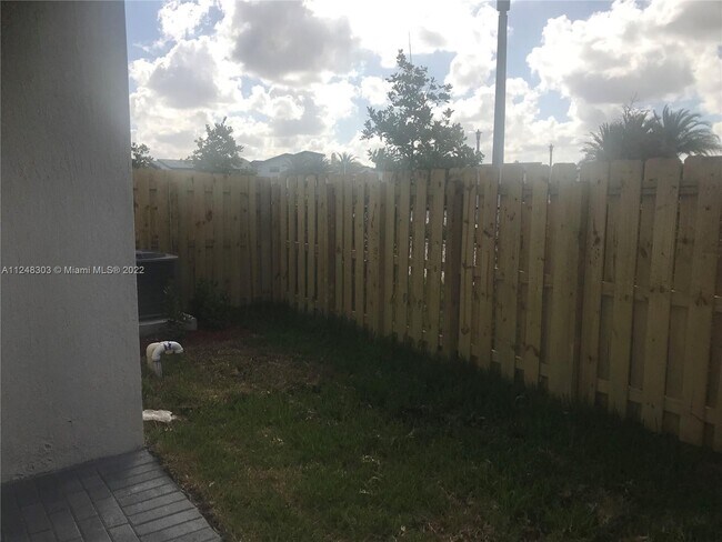 Foto del edificio - 7815 NW 104th Ave