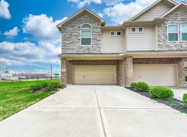 Building Photo - 532 N 6th St