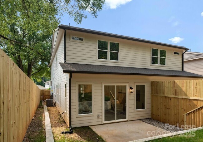 Foto del edificio - 2411 Pruitt St