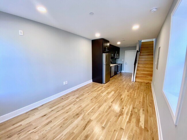 Building Photo - 1523 W Girard Ave