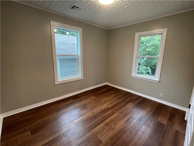 Building Photo - 2 bed 1 bath home within walking distance ...