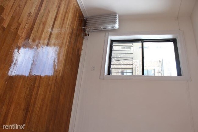 Building Photo - 1 br, 1 bath  - 2301 Creston Ave 3A
