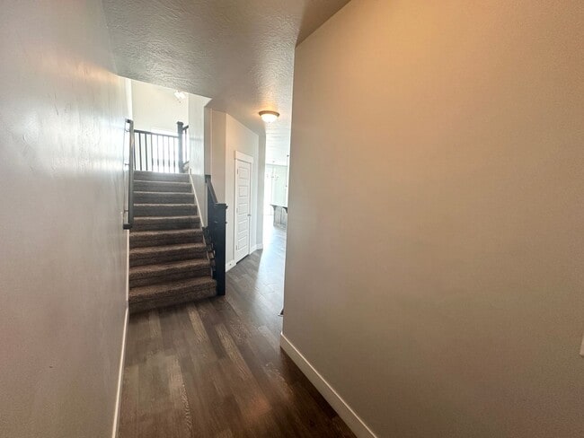 Building Photo - 4 Bedroom/3.5 Bathroom Lehi