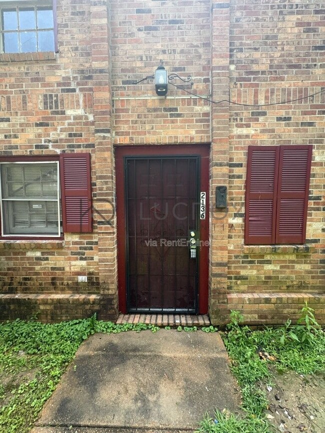 Building Photo - 2136 East Dr
