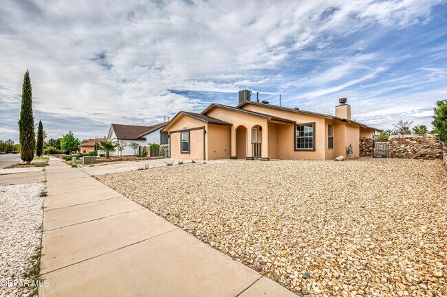 Foto del edificio - 5729 Saplinas Rd