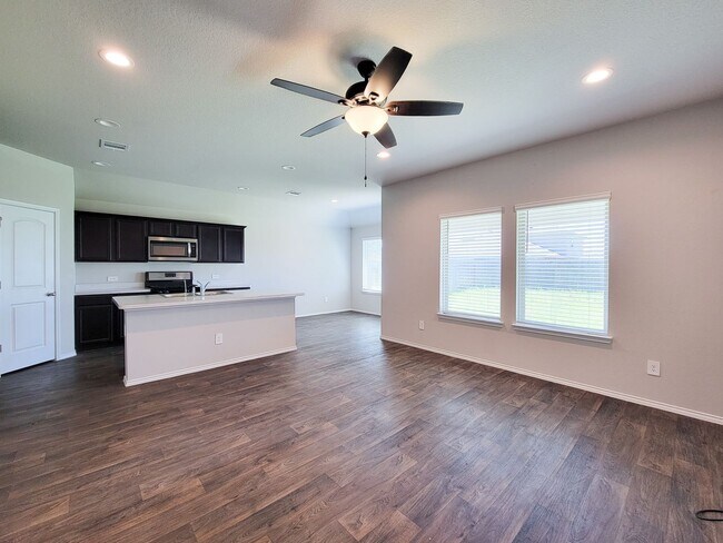 Foto del edificio - The price is right and the location is even better! Take a look TODAY at this like-new, 3/2, open...