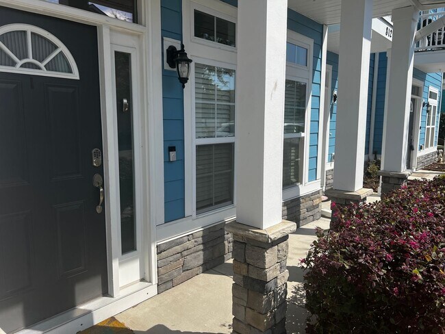 Foto del edificio - Available Now! - Pet Friendly 2 Bedroom, 2.5 Bath Townhome at Market Common! Cable and Internet I...