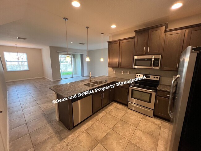 Building Photo - 3 Bed/2.5 Bath