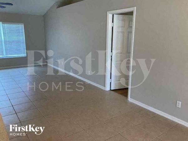 Building Photo - 408 SE 4th Terrace