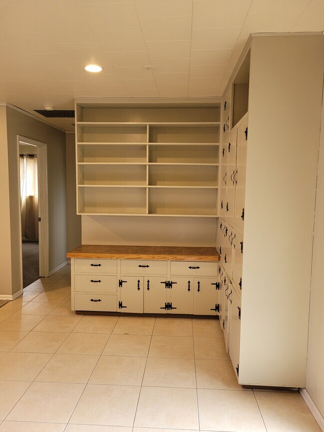 GABINETES DE ALMACENAMIENTO EN LA SALA DE ESTAR TRASERA - 5955 SW 179th Ave