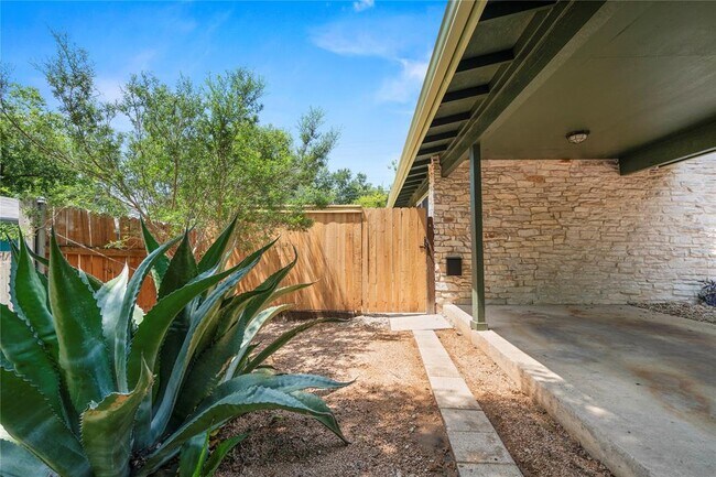 Building Photo - 3508 Southridge Dr