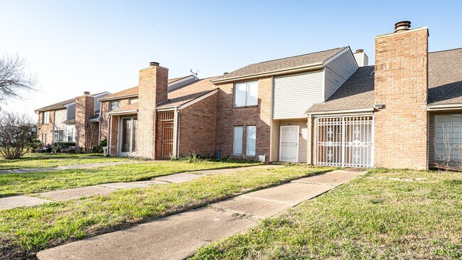 Building Photo - 10920 Village Bend Ln