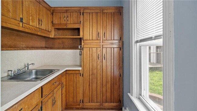 Building Photo - 22 Forest Ave