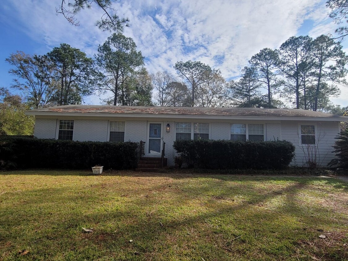 Renovated 4/3 POOL HOME w/ Fenced Yard, Wa... House Rental in