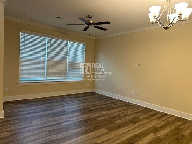 Building Photo - Amazing End Unit Townhome in Welden Villag...