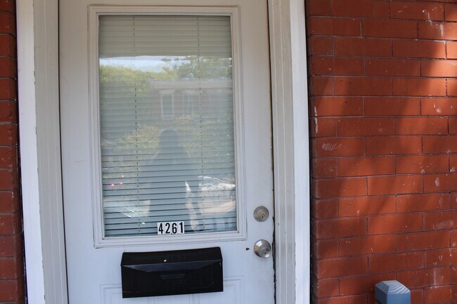 Foto del edificio - 4261 Russell Blvd