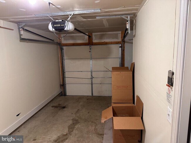 Building Photo - 1032 Hotchkiss Pl