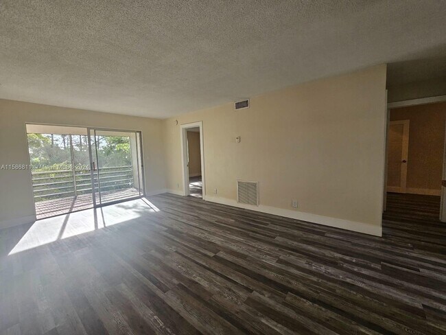 Foto del edificio - 1400 NE 57th St