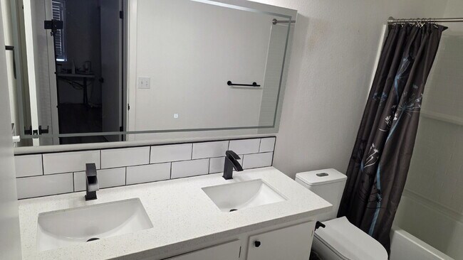 Foto del edificio - Beautifully remodeled pool home situated on a spacious quarter-acre lot