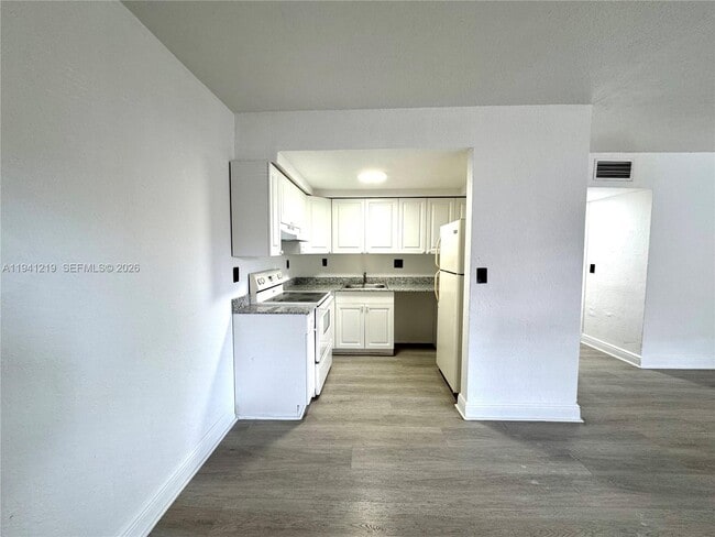 Building Photo - 1525 NE 135th St