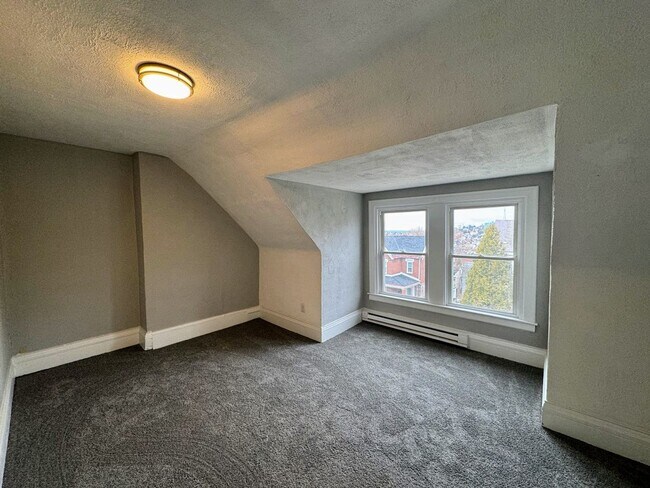 Foto del edificio - 4 bed 1 bath - newly refreshed Allentown h...