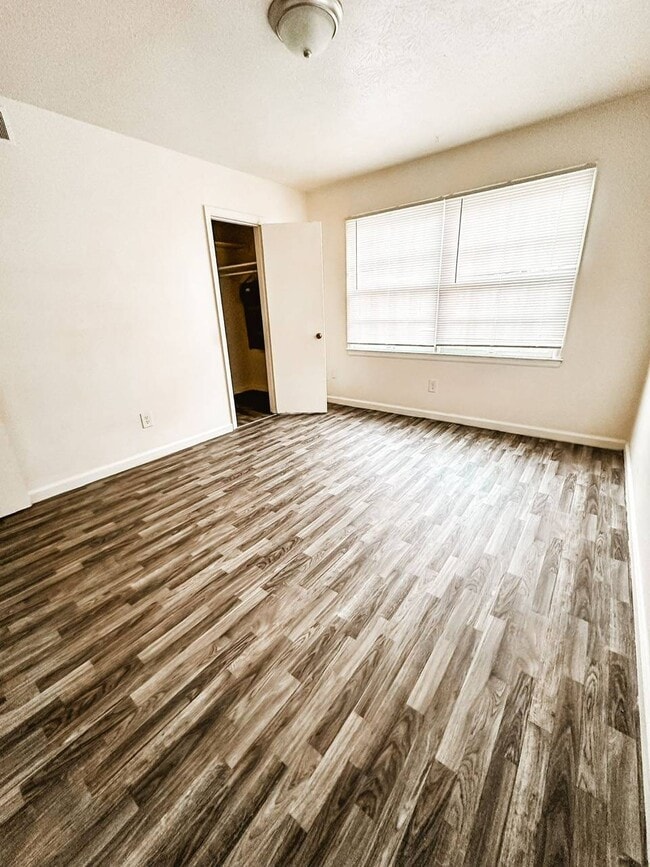 Building Photo - 901 Leawood Dr