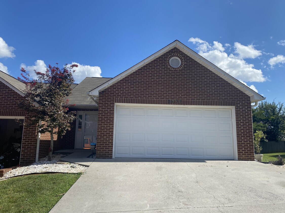 Primary Photo - 2456 Glen Meadow Rd
