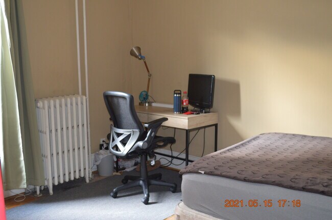 Bedroom - 1425 6th St SE