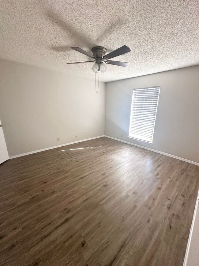 Building Photo - 2 Bedroom 1 Bathroom House For Rent!