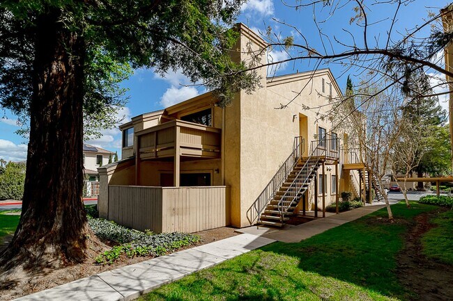Foto del edificio - Newly remodeled upstairs condo in gated co...