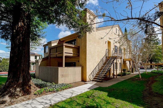 Building Photo - Newly remodeled upstairs condo in gated co...