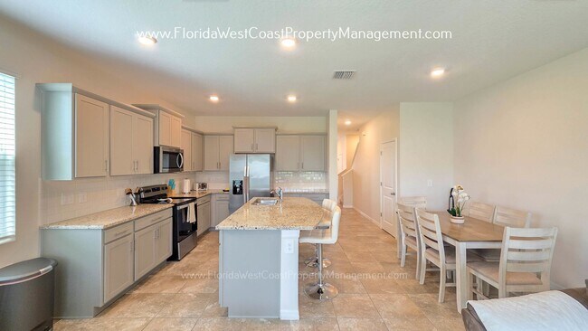Foto del edificio - OUTSTANDING CORNER TOWNHOME  3 Bedroom/2.5 BATH PLUS FLEX- BONUS! SUPER LOCATION TO WATERSIDE- SA...