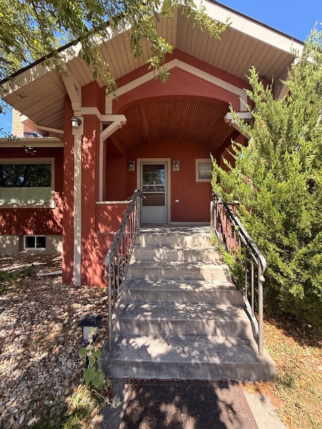 Building Photo - 609 E Garfield St