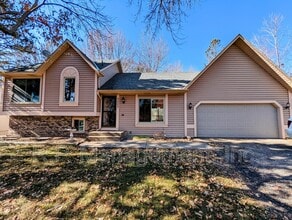 Building Photo - 9203 Ranchview Ln N