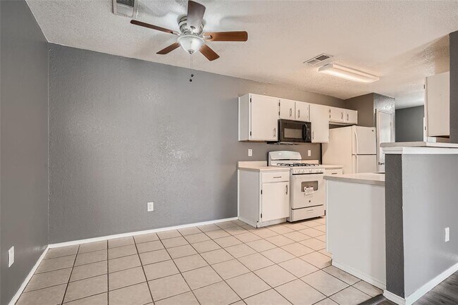 Building Photo - 16119 Stoneham Cir